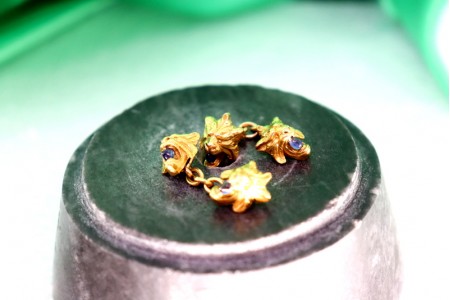 Botões de punho em ouro com relevos e figuras de leões rofusamento definidas com